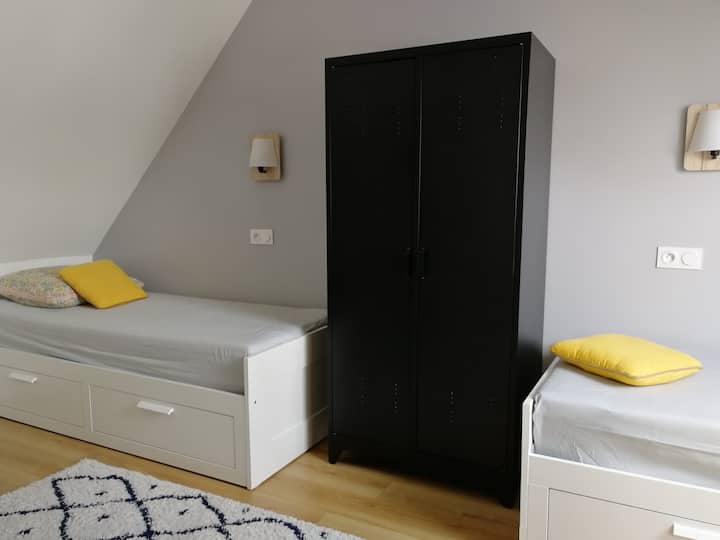 ห้องพักที่มีเตียง 2 เตียง (เปลี่ยนเป็นเตียงได้ 2 ที่ 260 x 200) และโถสุขภัณฑ์ (อ่างล้างหน้า) 