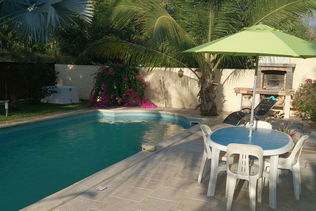 COUR AVEC PISCINE