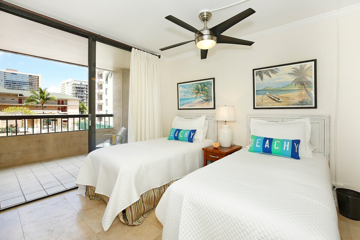 客房：
-石灰石地板
-双人床（可改成加大双人床）
-40英寸平板电视
-步入式衣帽间
-吊扇
