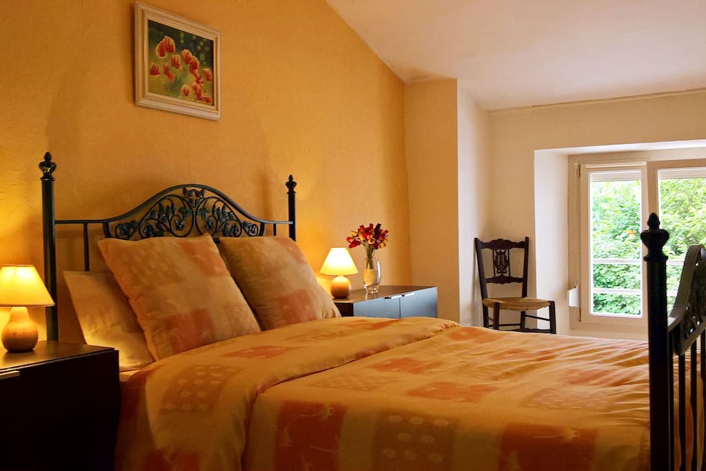 Chambre principale avec grand lit double.