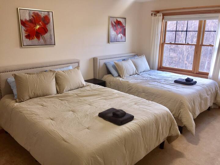 Second upper bedroom with two queen beds 
