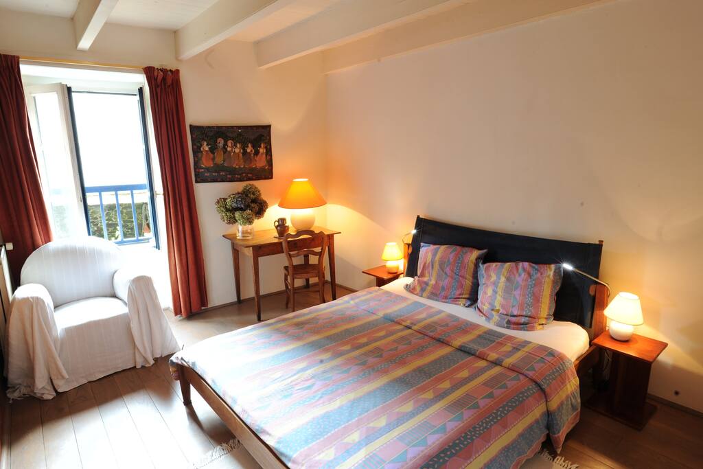 South oriented room with view on court yard full of various plants and view on shelter, with private bath (tub-shower) and (separate) WC