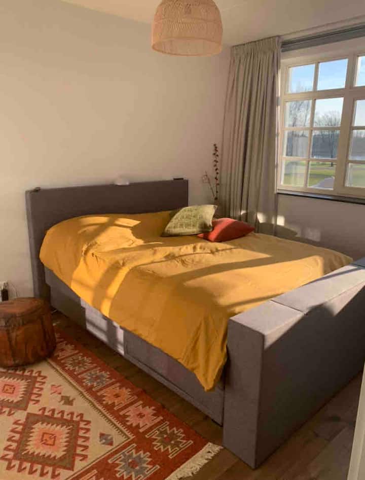 主卧有一张大床（ 160x200 ） ，可俯瞰美丽的大自然和湖泊。 