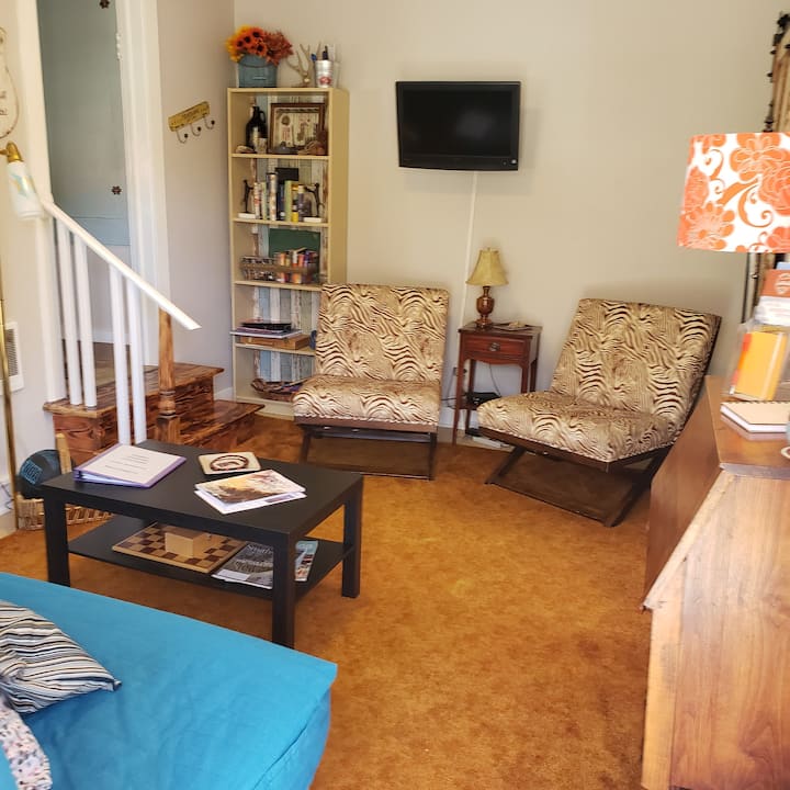 Stofan okkar er leikhús, leikherbergi, bókasafn og bara frábær staður til að slappa af eftir skoðunarferð.