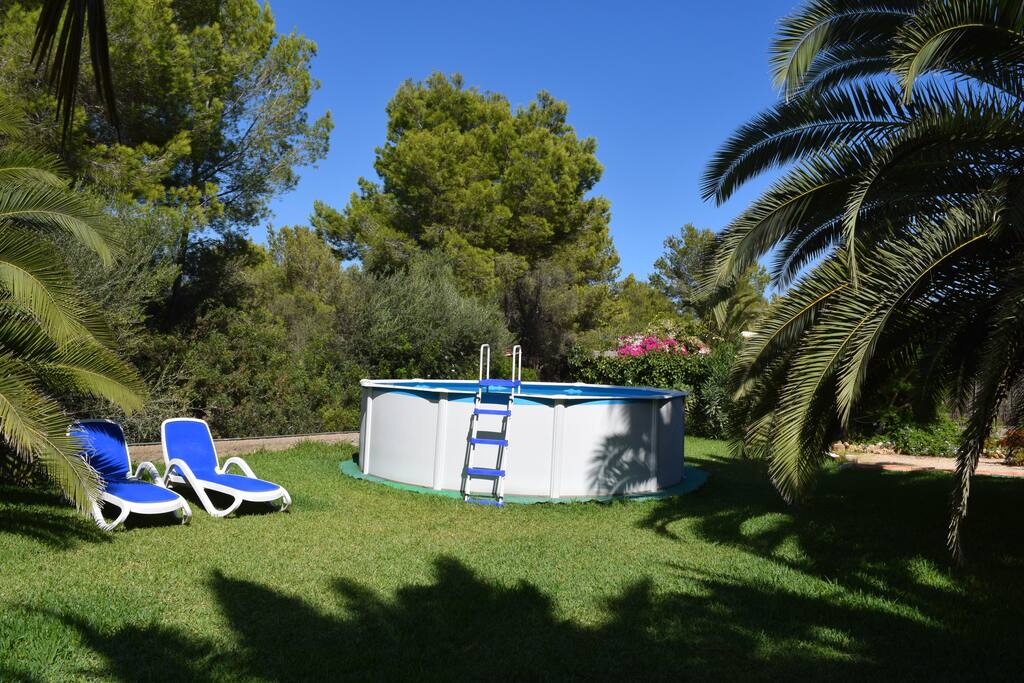 Pool of 5m diameter and 1.5 deep