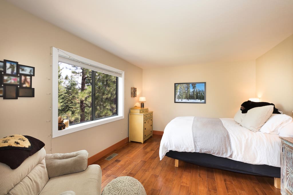 Guest bedroom with queen bed