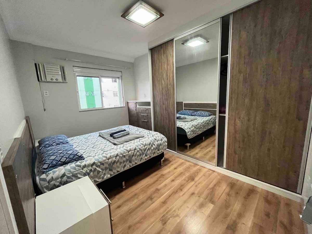 Soba od 13 m2 

Klima-uređaj 10 mil btus

Bračni krevet s jastucima, plahtom i prekrivenom dekom.
U ormaru se nalaze dodatni krevet i kupaonica
Široki ormar pod mjerom