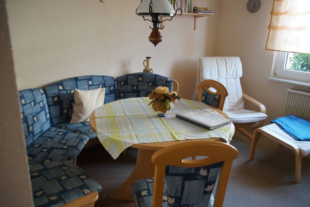 Der Wohnbereich mit Esstisch