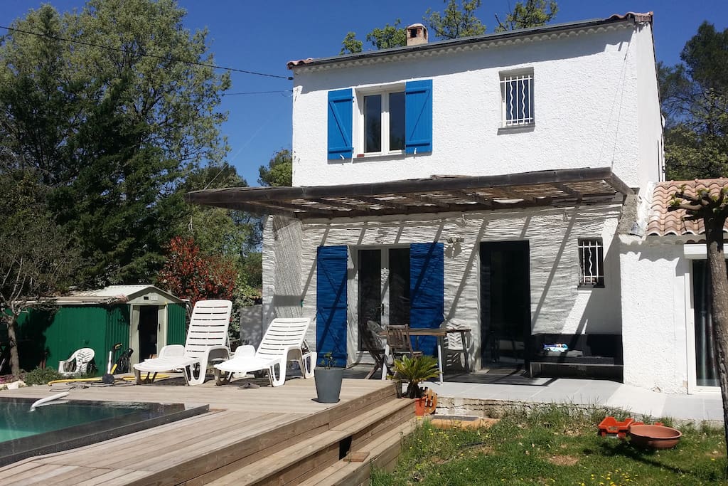 Terrasse ombragée par des canisses pour atténuer le soleil mais continuer en profiter quand même