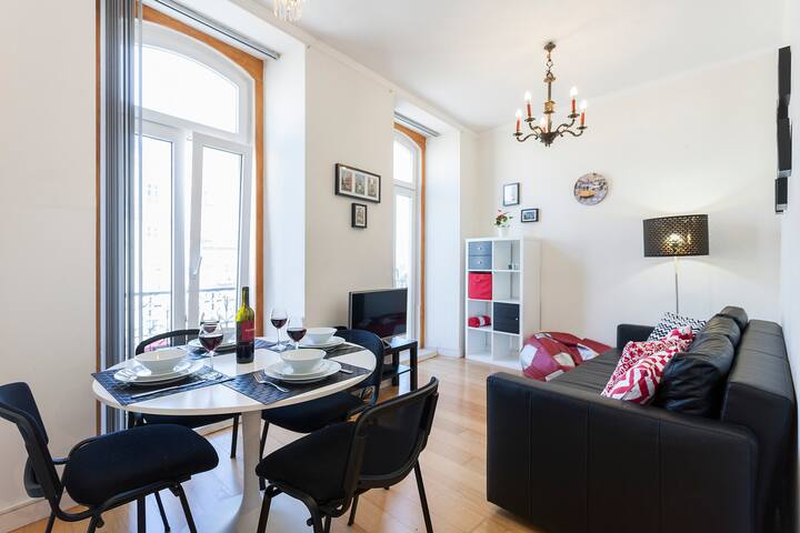 Graça with a view over Lisbon – Tram 28 in front