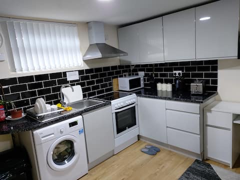 Popular Airbnb listing: Gorgeous Studio Apartment-parking-garden Wi-Fi-TV in Harehills