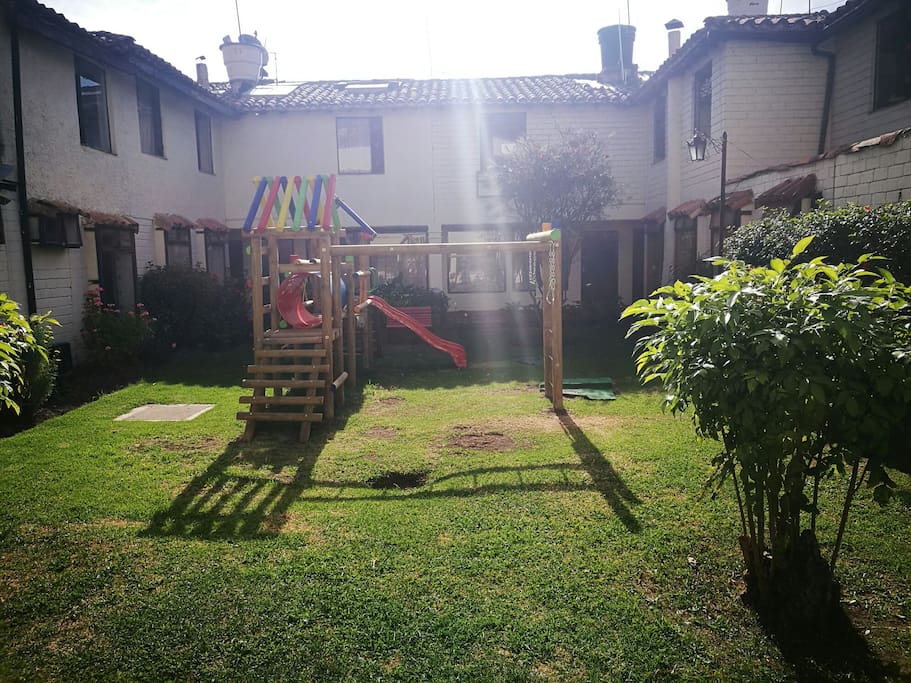 Jardines de flores y parques comunales en conjunto residencial