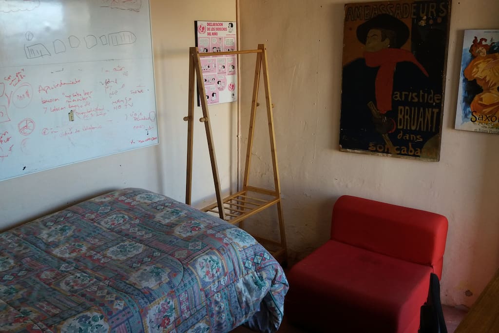 Habitación feminista y/o LGBT en Playa Ancha. La habitación es privada, queda en el patio de una casa con vista al mar. Es luminosa, tiene espacio para guardar y colgar ropa, un escritorio para trabajar y una terraza con mesa y sillas con el mar en frente.