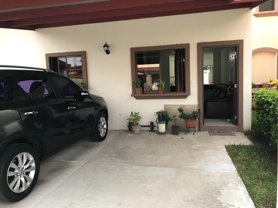 Parqueo techado al frente de la casa