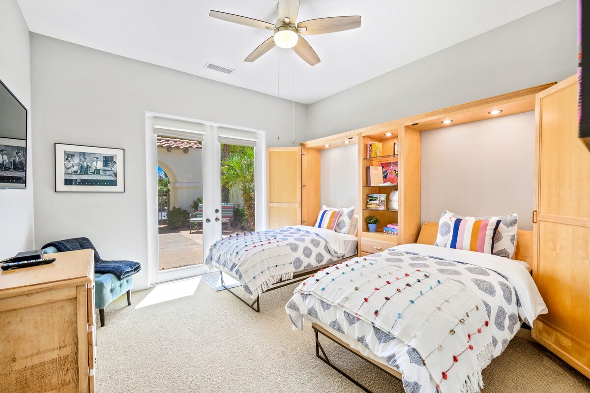 חדר שינה לאורחים עם טלוויזיה חכמה.  הערה: יש שתי מיטות מרפי נפרדות שניתן לסדר מחדש בהתאם לצרכים שלכם. לדוגמה, אפשר להשתמש בשתי המיטות, מיטה אחת בשימוש או שילוב של מיטה זוגית עם מזרן אוויר קינג או קווין.