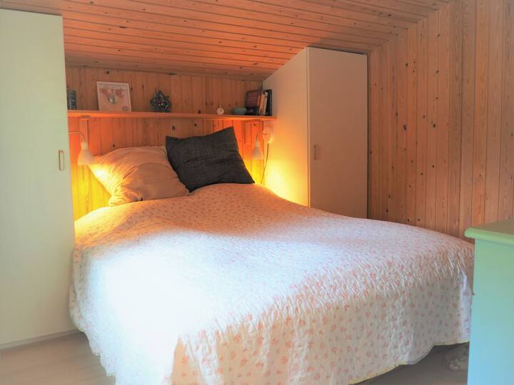 Основна спалня с двойно легло 160 см