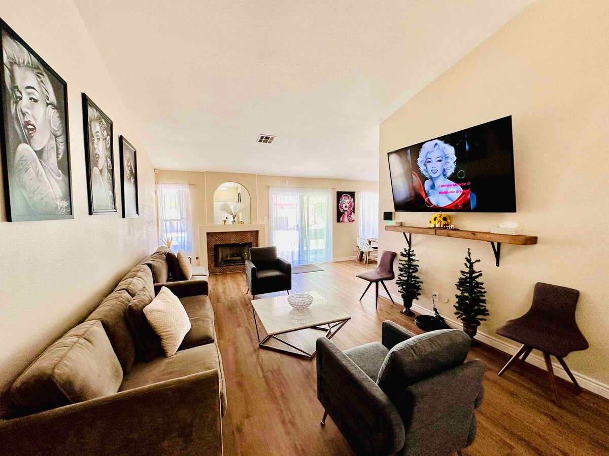 พื้นที่ห้องนั่งเล่นพร้อมที่นั่งเสริมสถานที่ดับเพลิงและทีวีขนาด 65 นิ้ว