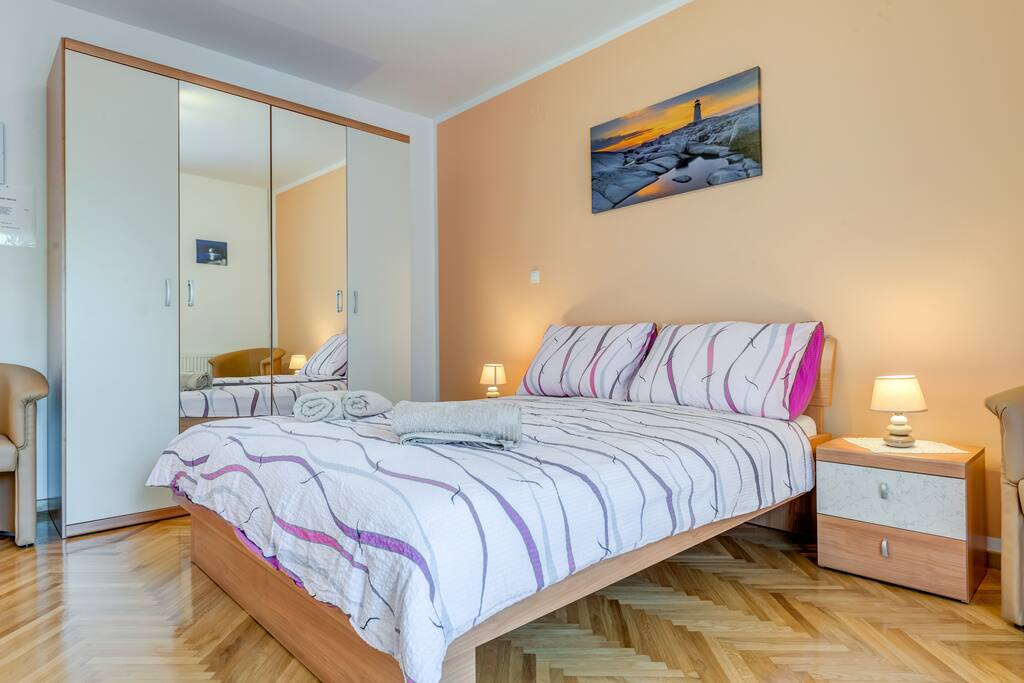 Schlafzimmer 1