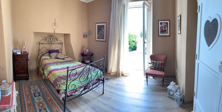 חדר יחיד עם יציאה מהמרפסת, אפשרות להוסיף מיטה מתקפלת