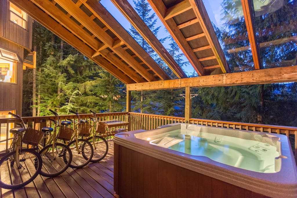 Aurora Lodge - The XL hot-tub, located on a deck but under cover for use in any weather!