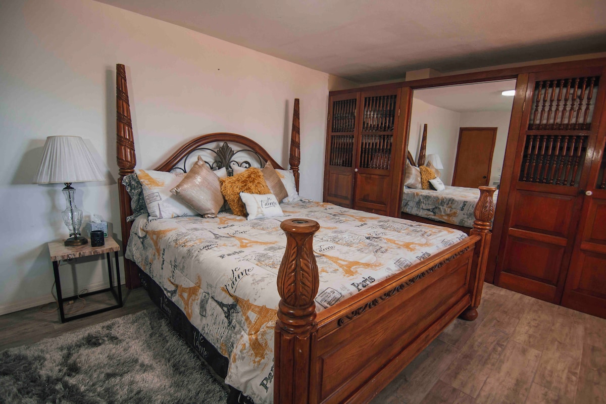 Соба бр. 4 Главна спална соба со брачен кревет (широк 150-179 см) 