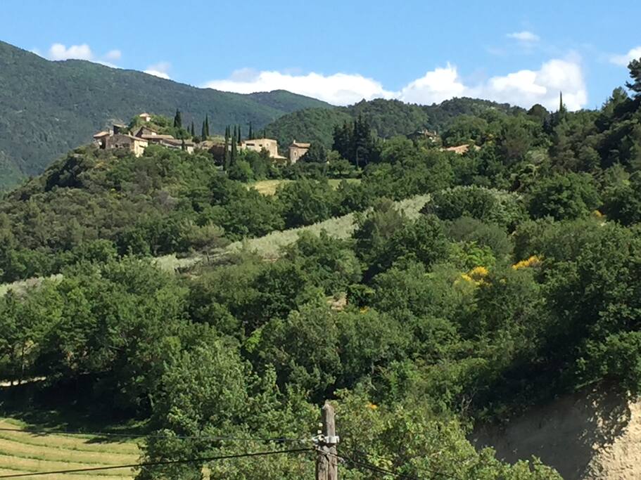 vue magnifique sur le Vieux Village d'aubres