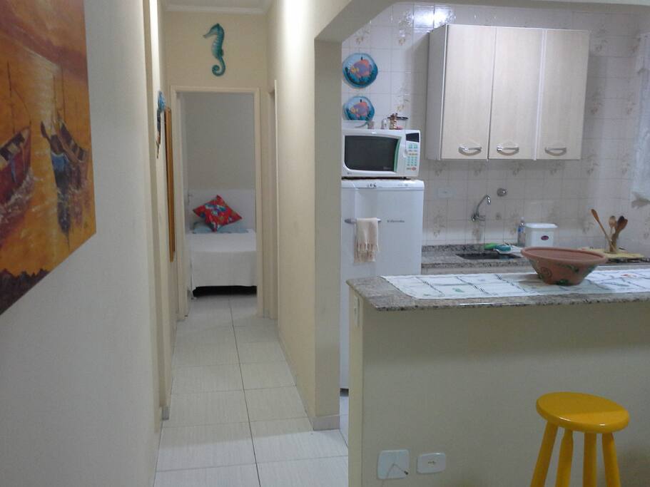 possui um dormitorio , e um banheiro