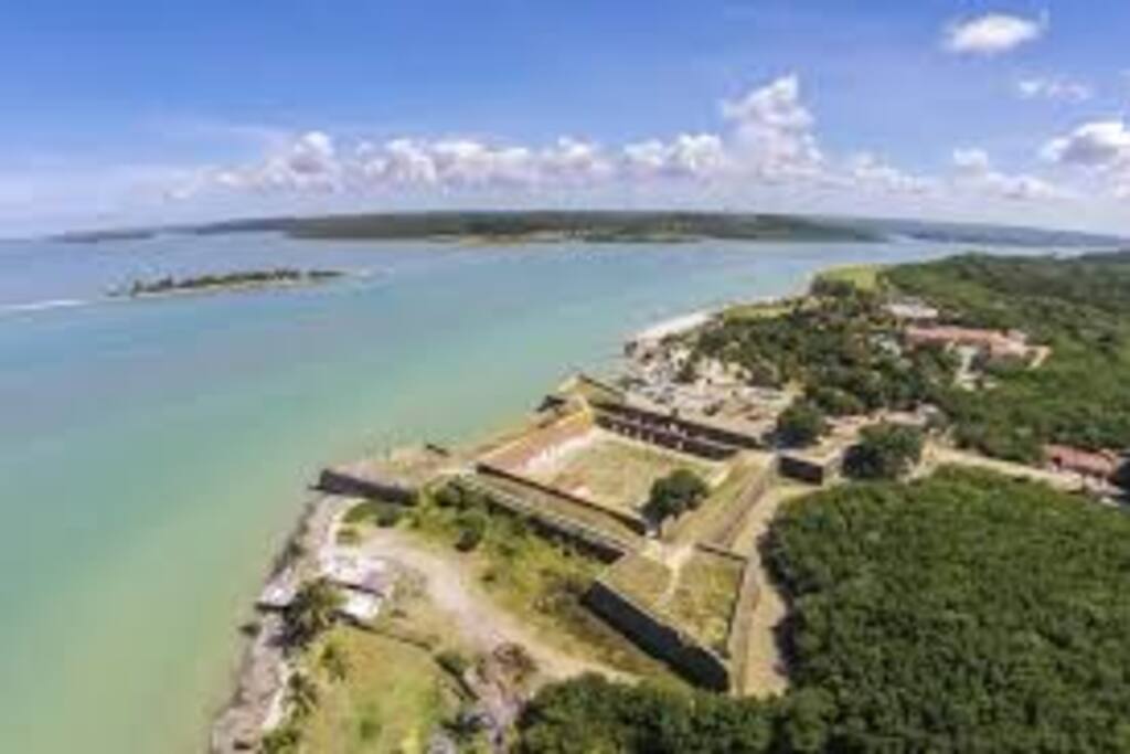 Forte Orange (Holandês) a 3 km da Pousada Ciranda. Mais acima vemos a Ilhota Coroa do Avião, travessia com jangadas motorizadas.