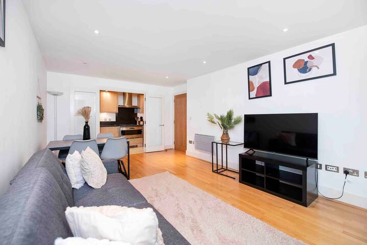 Terraced unit with River view London Eye gallery image 4