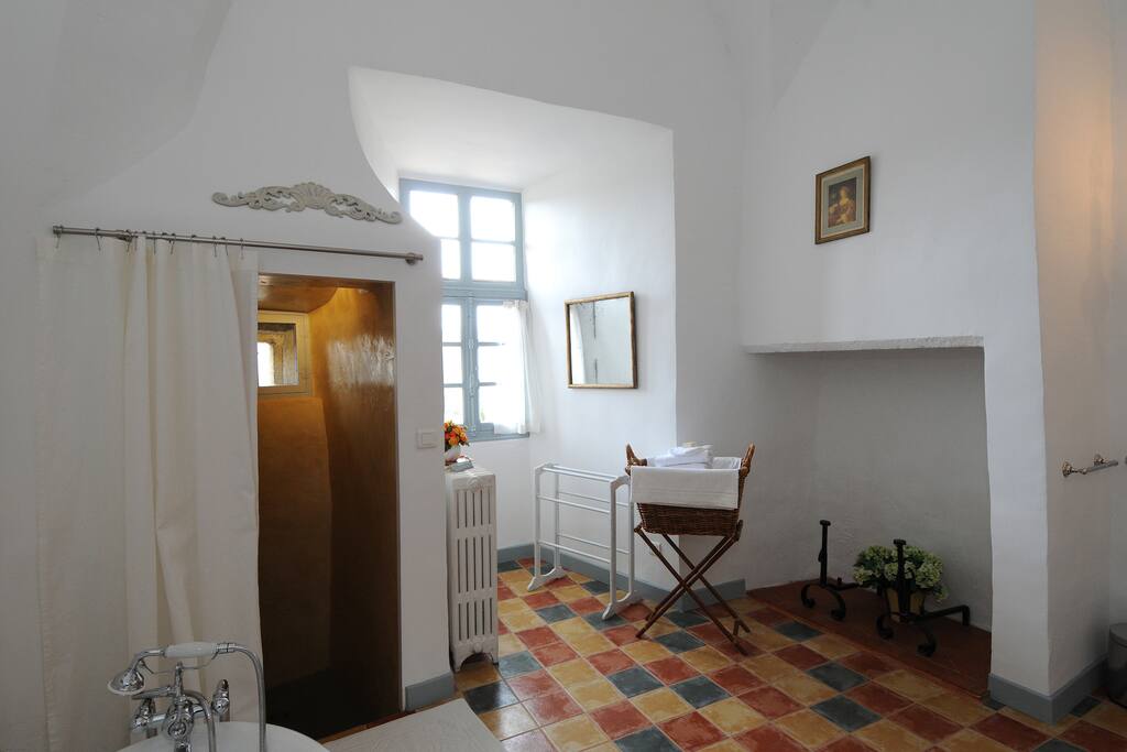 La salle de bains avec baignoire et douche indépendante dans les anciennes latrines!