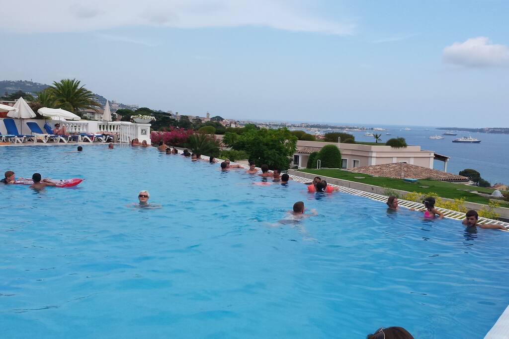 Une partie de la piscine à débordement de 1.100m² avec Cannes la Croisette au fond et le îles de Lérins à droite.