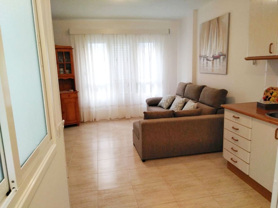 Acogedor salón, con amplia ventana y persianas exteriores