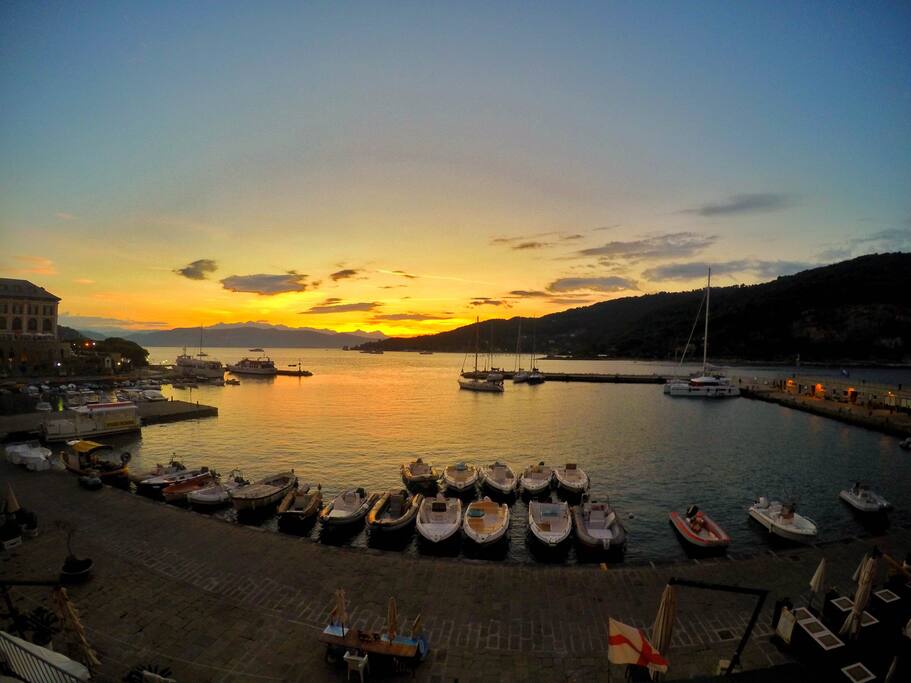 Splendida vista dalla finestra all'alba