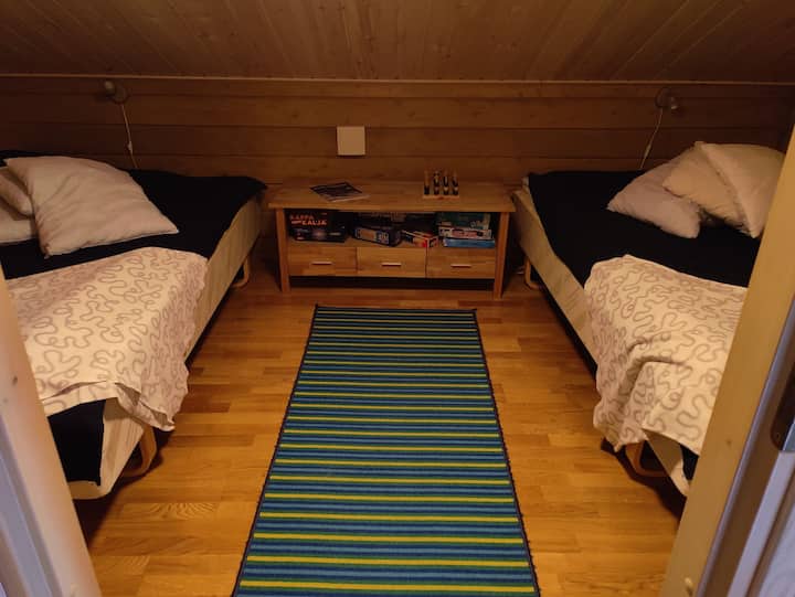 Na katu je veća spavaća soba. Dva kreveta od 140 cm.