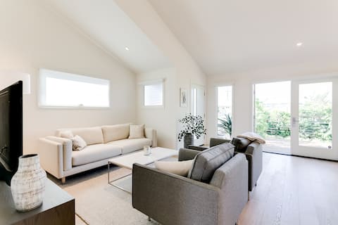 Top performing Airbnb: Upscale Retreat for Couples, Refined & Private in Del Rey