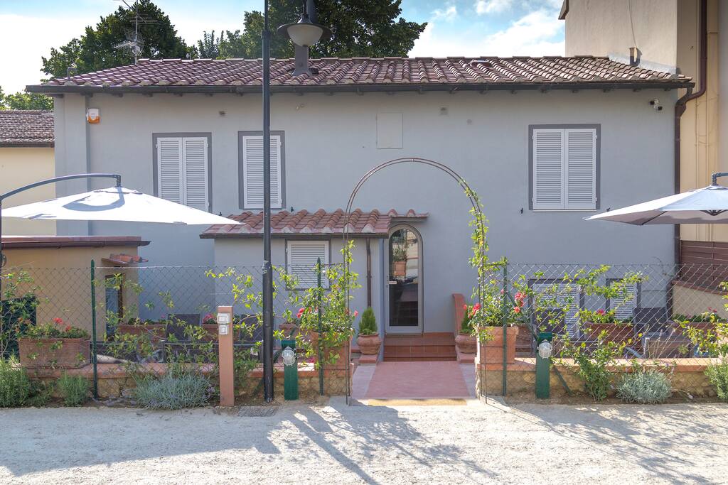 L'immobile visto dal parcheggio