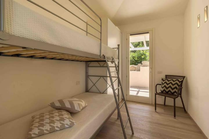 غرفة نوم بسرير بطابقين في الطابق العلوي