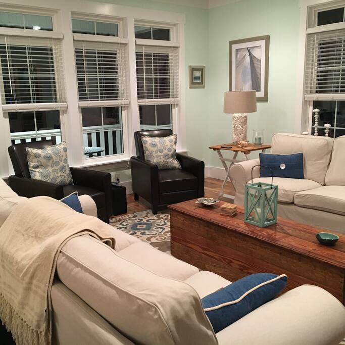 Living room with lots of seating.