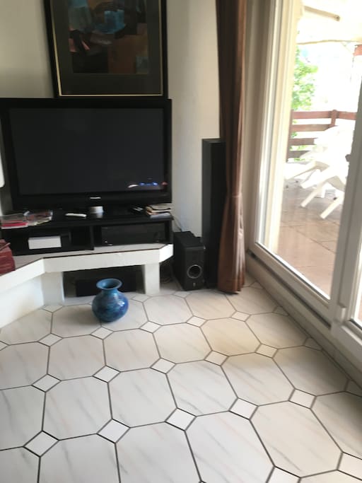 Séjour, télé, fauteuil de relaxation