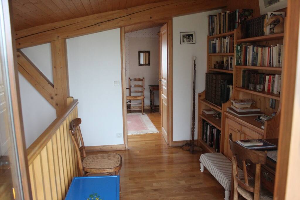 la mezzanine, sa bibliothèque et l'entrée de la chambre