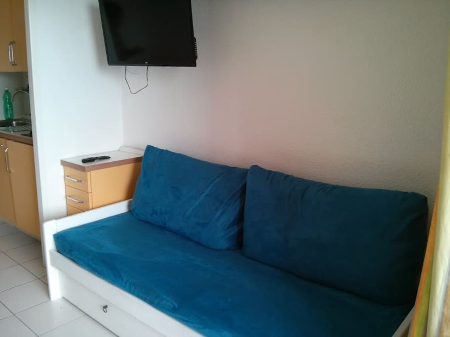 séjour avec 2 banquettes lits et lit gigogne
