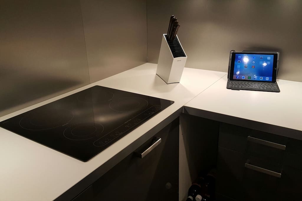 The induction-cookplate, knifeholder and an IPad making it easy to follow those difficult recipes.