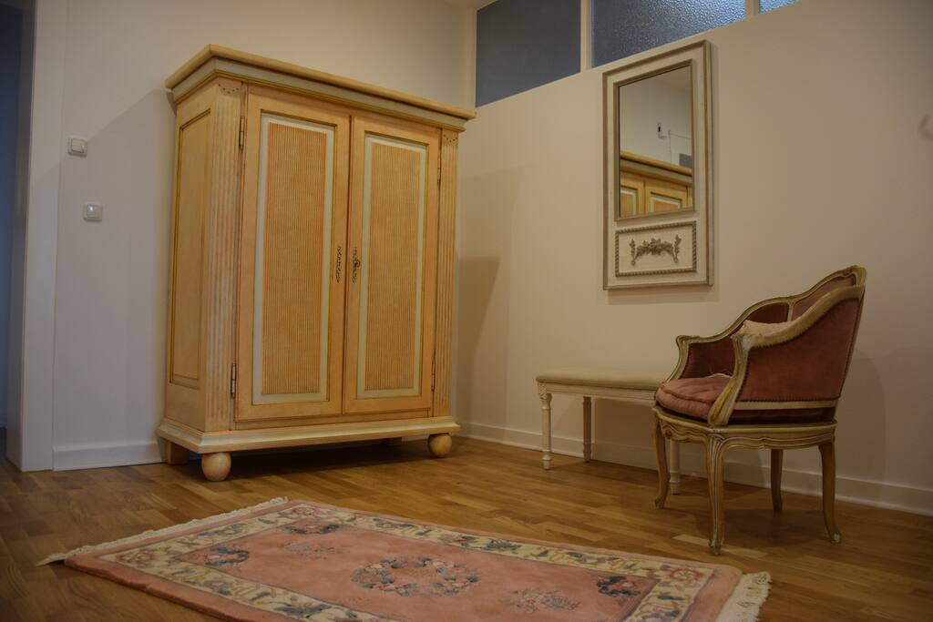 Hier ist ebenfalls der Flur zu sehen, welcher einen Wäscheschrank beherbergt.