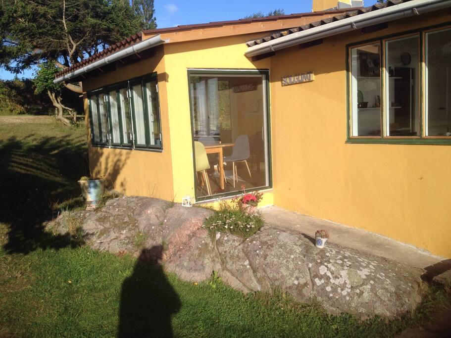 Den store, varme klippe foran huset.