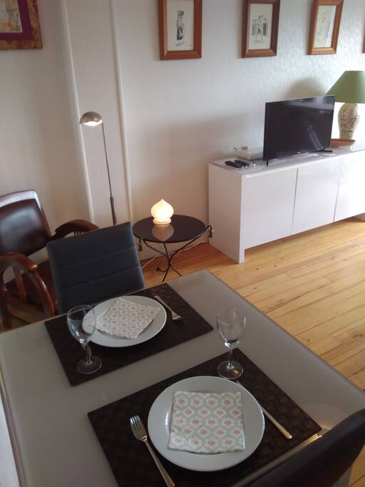 A table il y a de la place pour 4
