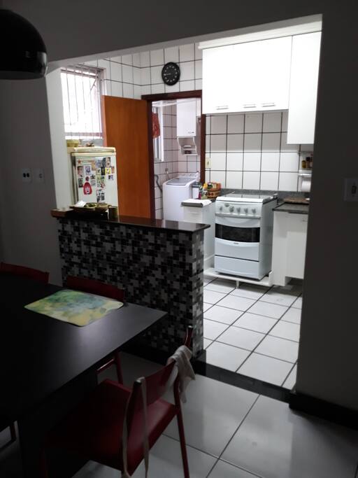 visão da sala de jantar + cozinha