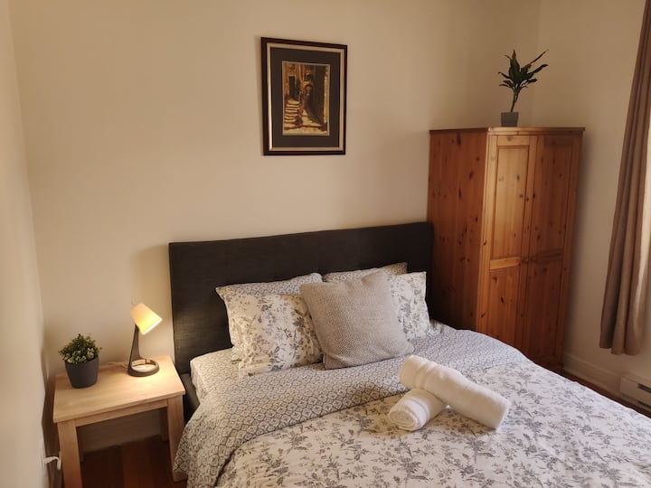 Spálňa s manželskou posteľou veľkosti Queen