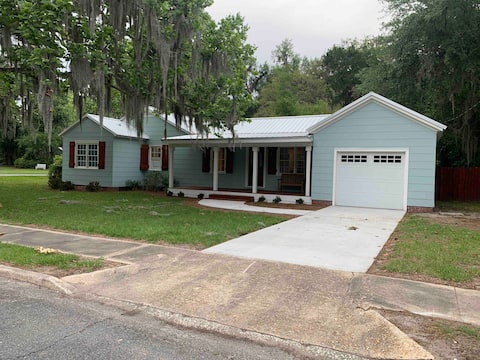 Downtown 3B/2bath - Fenced yard+garage+porch swing