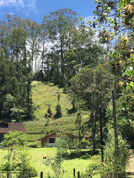 Chalé no topo da propriedade. Subida com linda vista; requer bom preparo físico ou subir sem pressa.