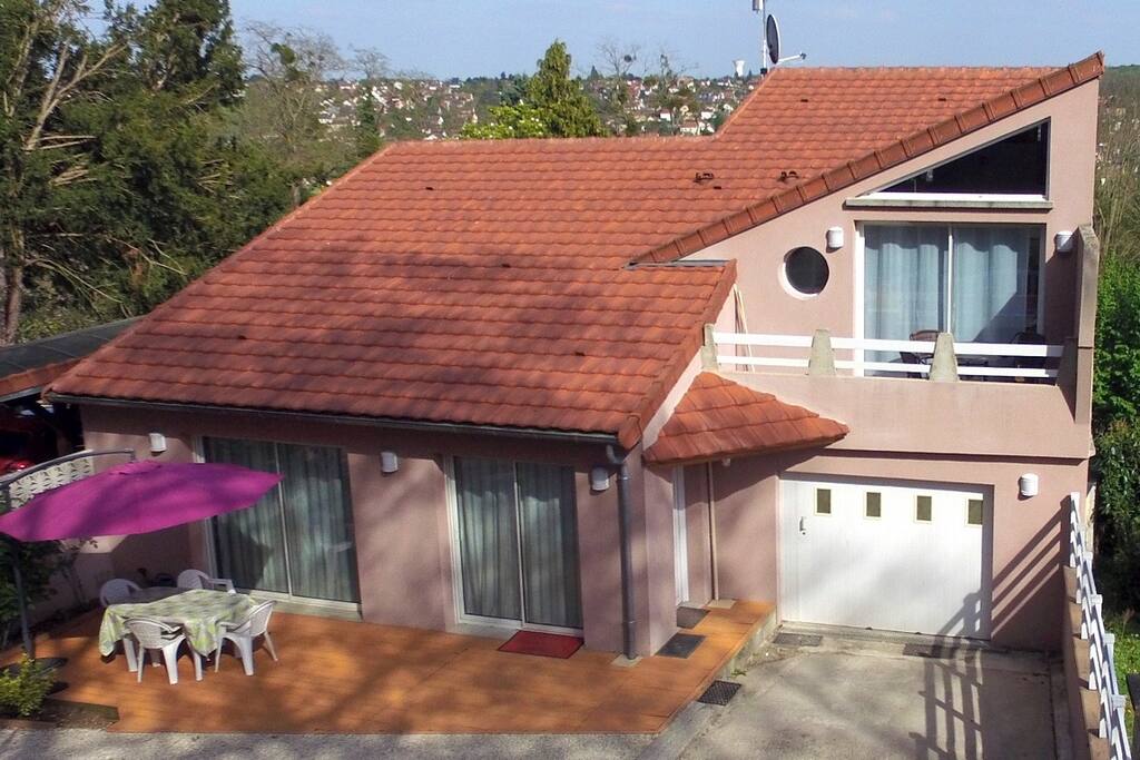 Maison avec appartement en duplex de 50 m2 et une chambre supplémentaire.
(House with duplex apartment of 50 m2 and a other bedroom if necessary)